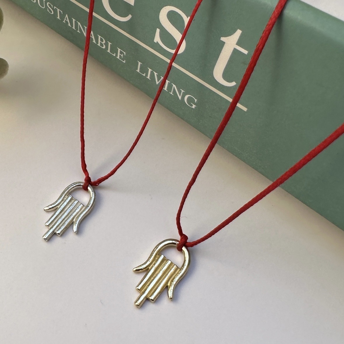 3A078CE7-D877-408C-B582-E406ED7F3D4D שרשרת ביגי חמסה-חוט אדום – תמונה 1